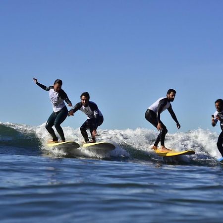 埃斯托利尔 图里斯莫赛库洛旅馆酒店 外观 照片 Surfers at the 2011 World Surf League